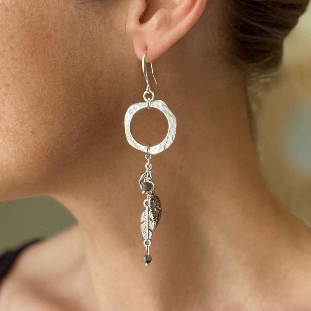 Beaten Ring With Leaf Charms Earrings In Silver Plate