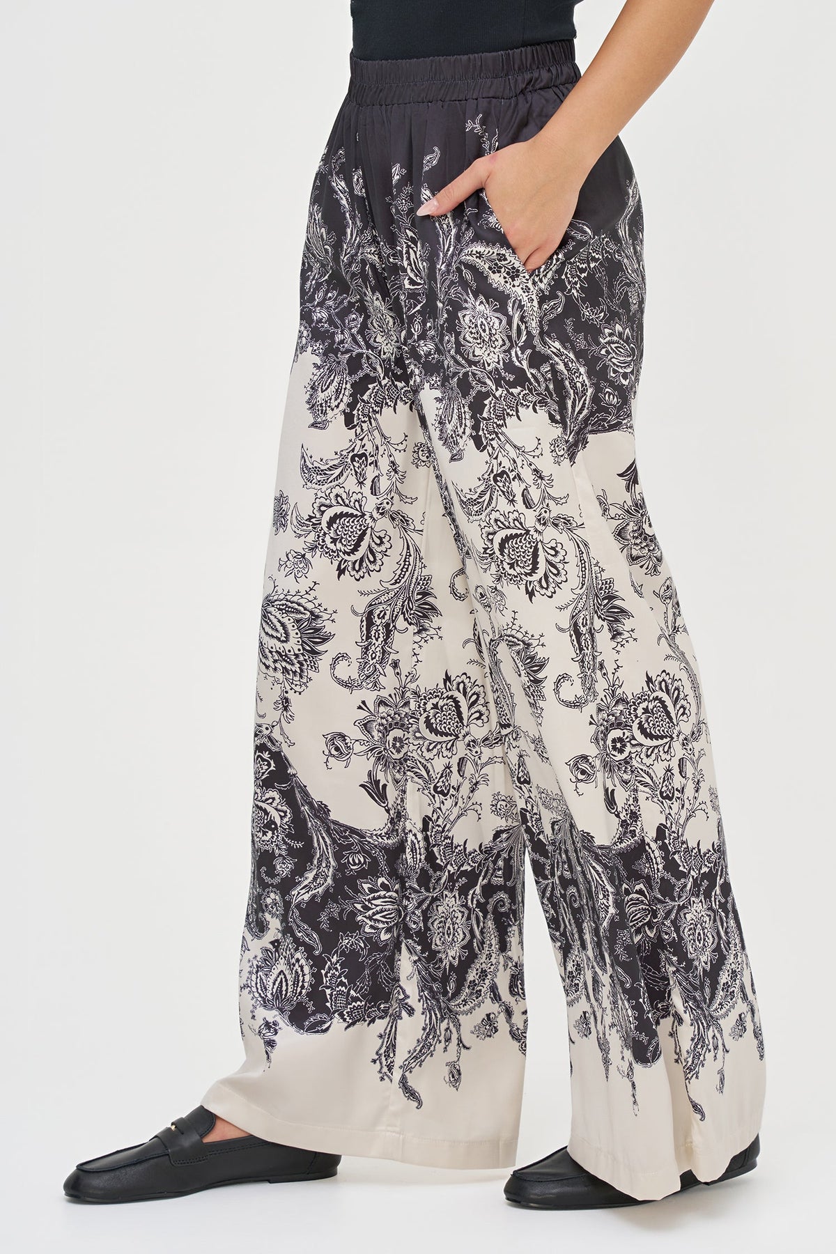 Women's Woven Placement Printed Pull-On Wide Leg Pant, with Side Seam Pockets