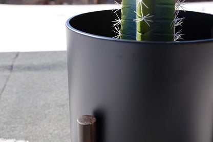 Rica – Mid-Century Modern Pflanzenständer mit schwarzem Übertopf (verschiedene Größen)