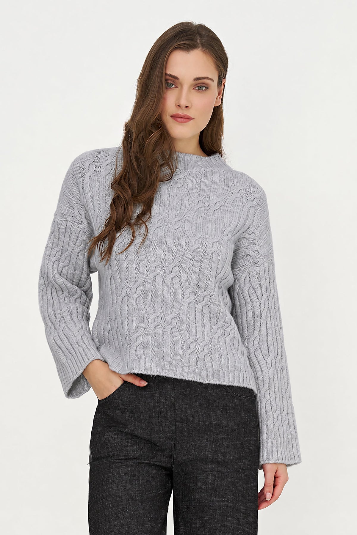Women's Cable-Knit Crew-Neck Sweater with Long Sleeves