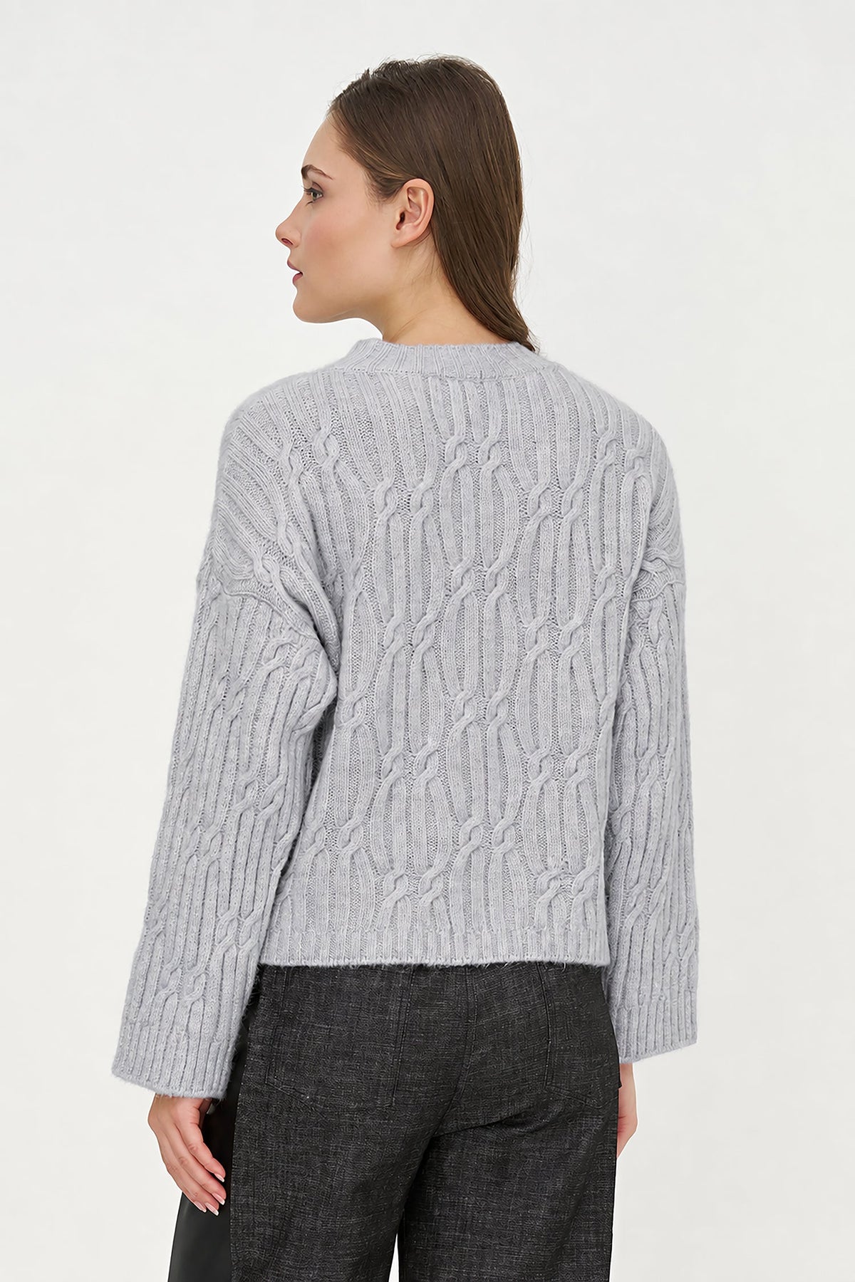 Women's Cable-Knit Crew-Neck Sweater with Long Sleeves