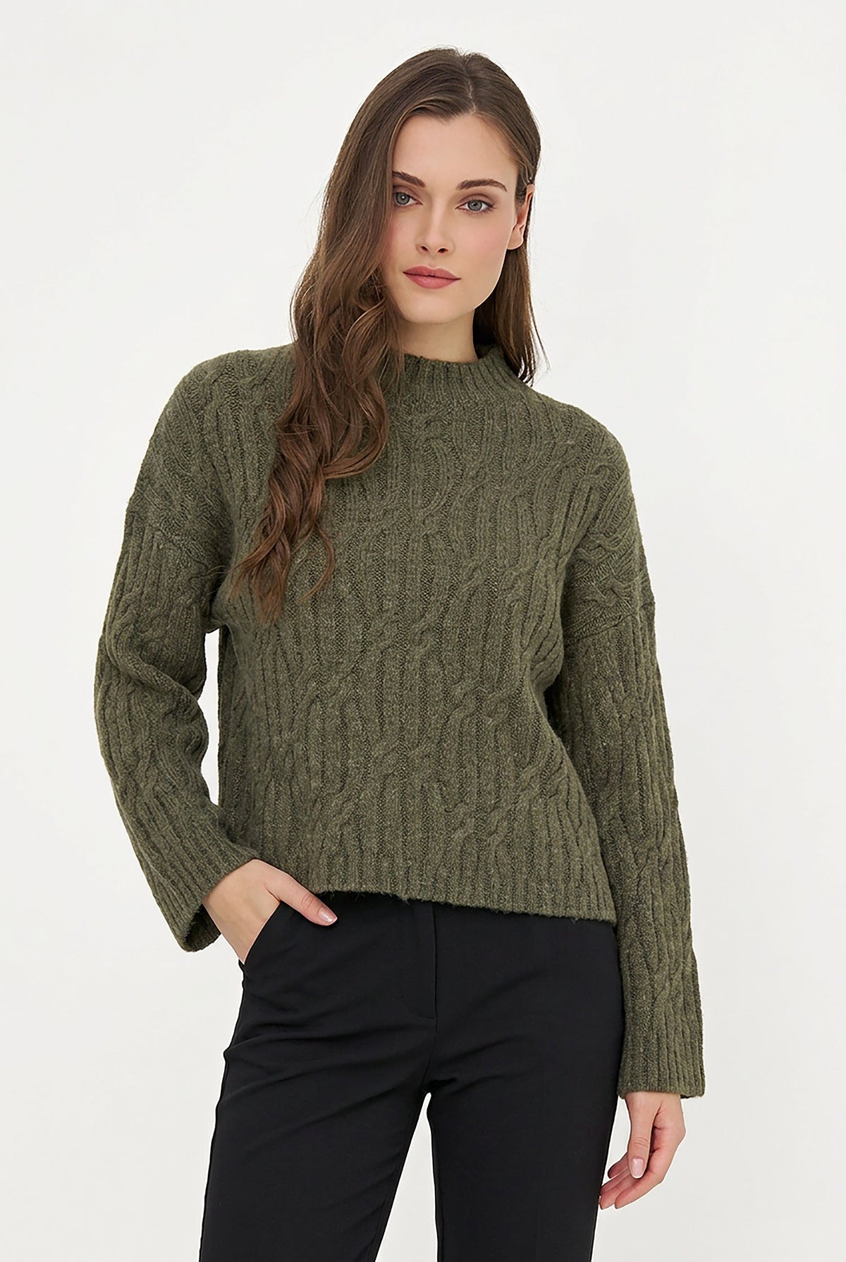 Women's Cable-Knit Crew-Neck Sweater with Long Sleeves