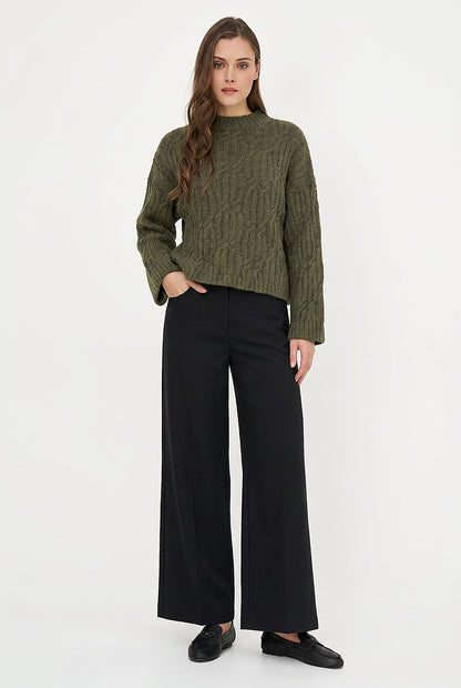 Women's Cable-Knit Crew-Neck Sweater with Long Sleeves