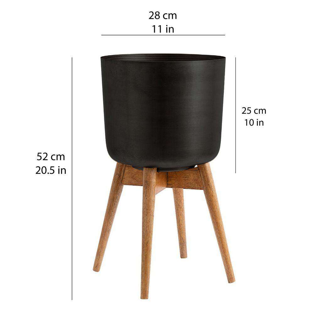 Coyo – Übertopf mit gedrechseltem Messing-Holzbein, Schwarz (verschiedene Größen)