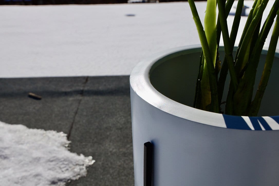 Cira – Weißer Pflanztopf im Mid-Century-Stil mit schwarzem Metallständer (mehrere Größen)