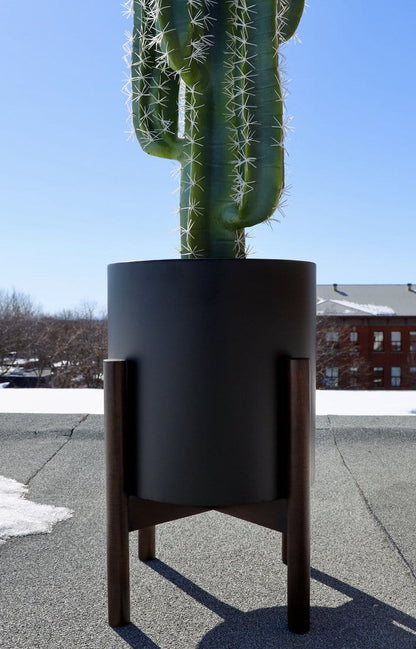 Rica – Mid-Century Modern Pflanzenständer mit schwarzem Übertopf (verschiedene Größen)