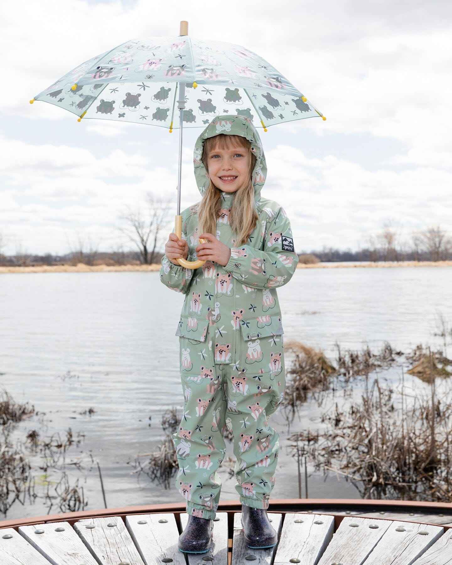 Green rain jumpsuit with color-changing frogs print