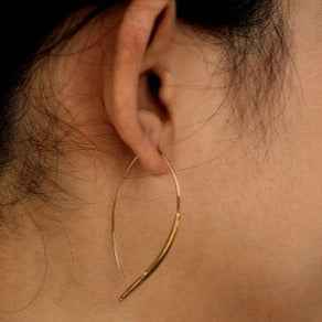 XIMENA: Geometric Curves Gold Hoops