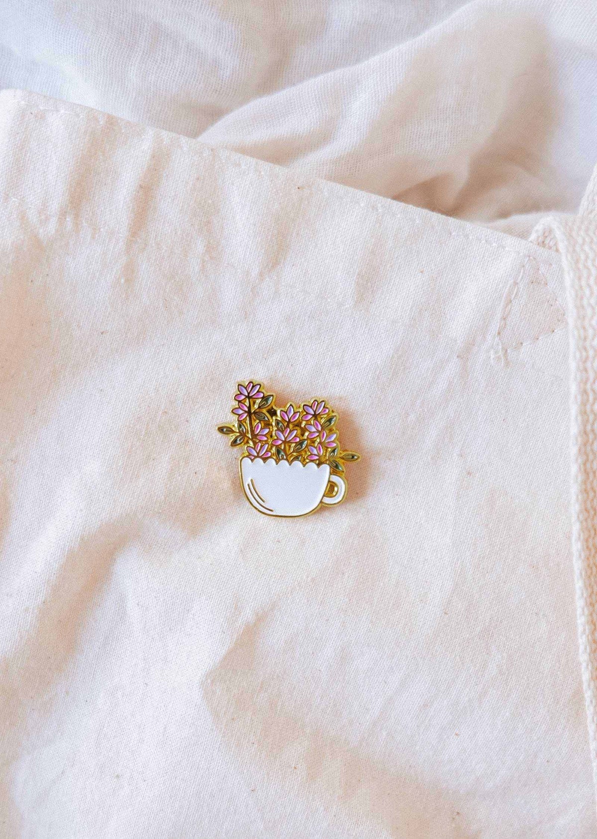 Bloom Cup Emaille Pin