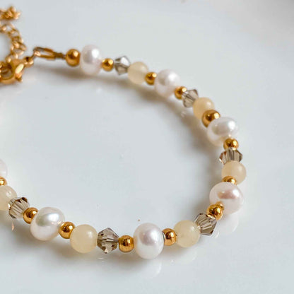 THÉIA | Bracelet fin en pierres de jade jaune et perles d’eau douce