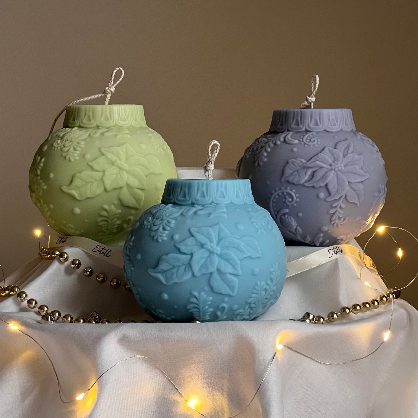 Große Weihnachtskugel-Sojakerze: Festliche handgemachte Deko