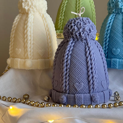 Handgegossene Weihnachtsmützenkerze: Festliche Sojawachs-Deko