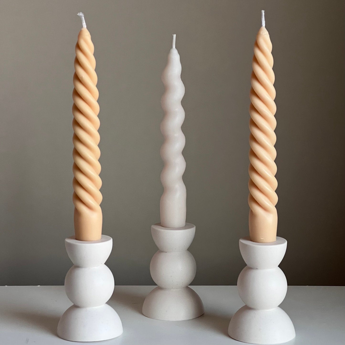 Runder Kerzenständer aus Jesmonite: Minimalistische Tischdekoration