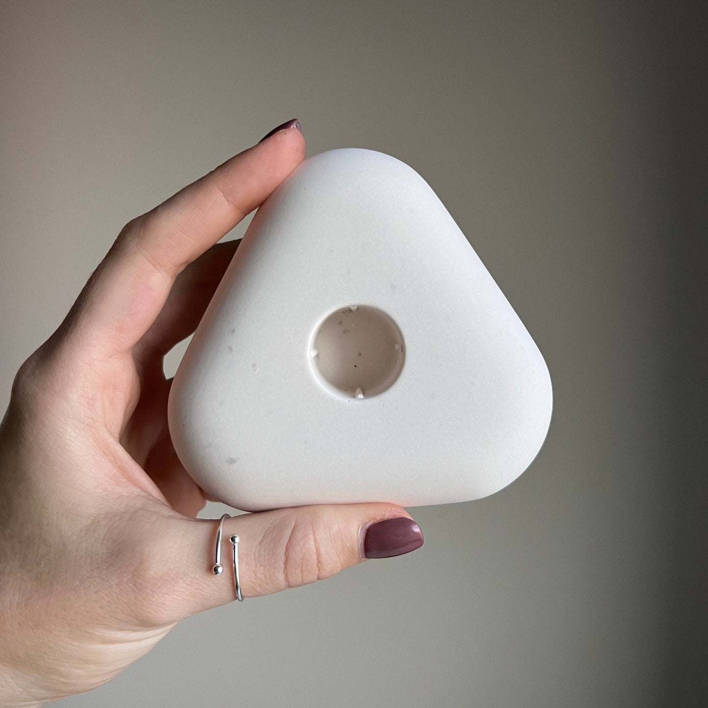 Geometrischer Kerzenhalter aus Jesmonit: Minimalistische Tischdeko