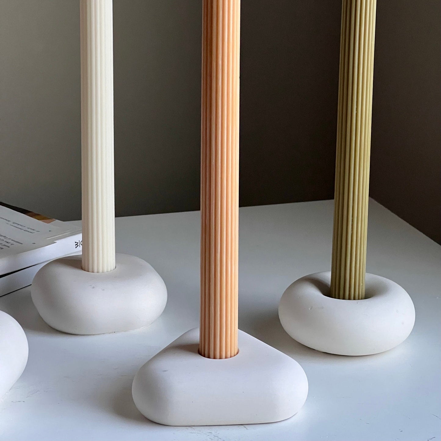 Geometrischer Kerzenhalter aus Jesmonit: Minimalistische Tischdeko