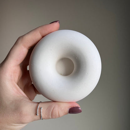 Geometrischer Kerzenhalter aus Jesmonit: Minimalistische Tischdeko