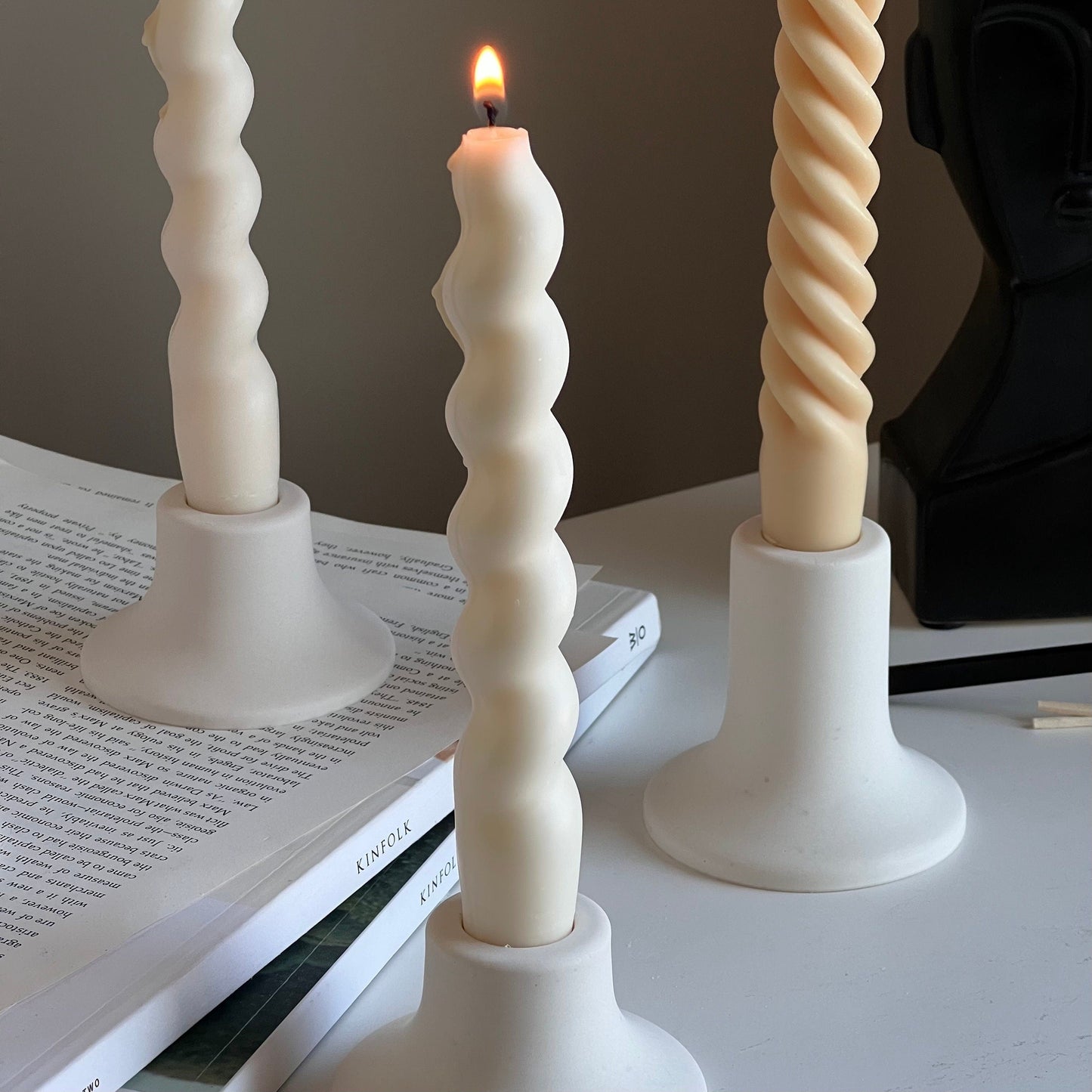 Runder Kerzenständer aus Jesmonit: Minimalistische Tischdekoration