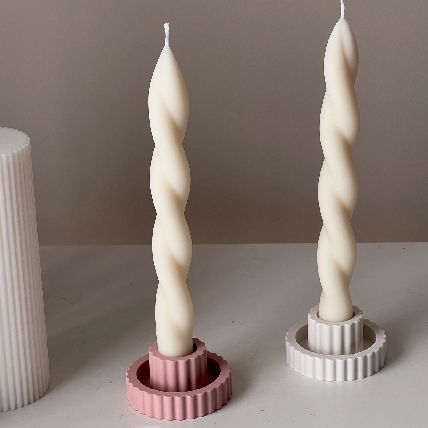 Gerippter Jesmonit Kerzenständer: Minimalistische Hochzeitsdeko