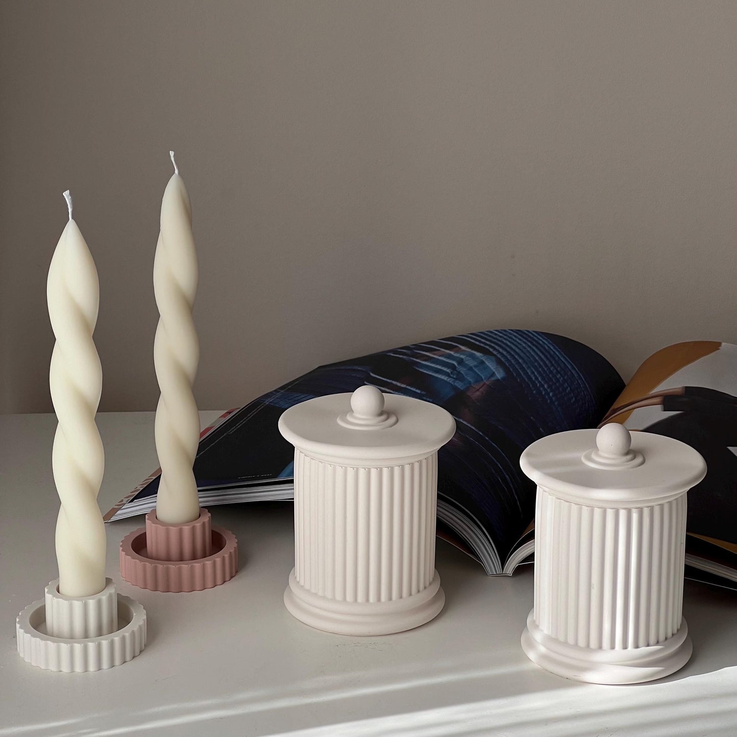 Gerippter Jesmonit Kerzenständer: Minimalistische Hochzeitsdeko