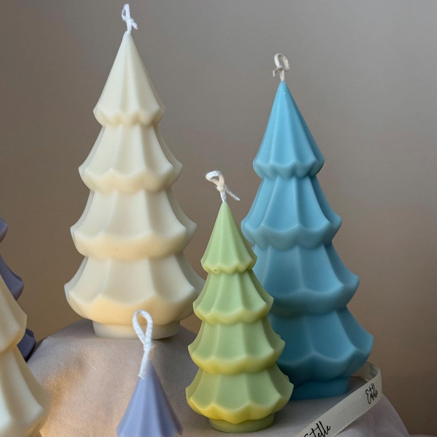 Handgemachte gerippte Weihnachtsbaumkerze: Sojawachs-Feiertagsdekoration