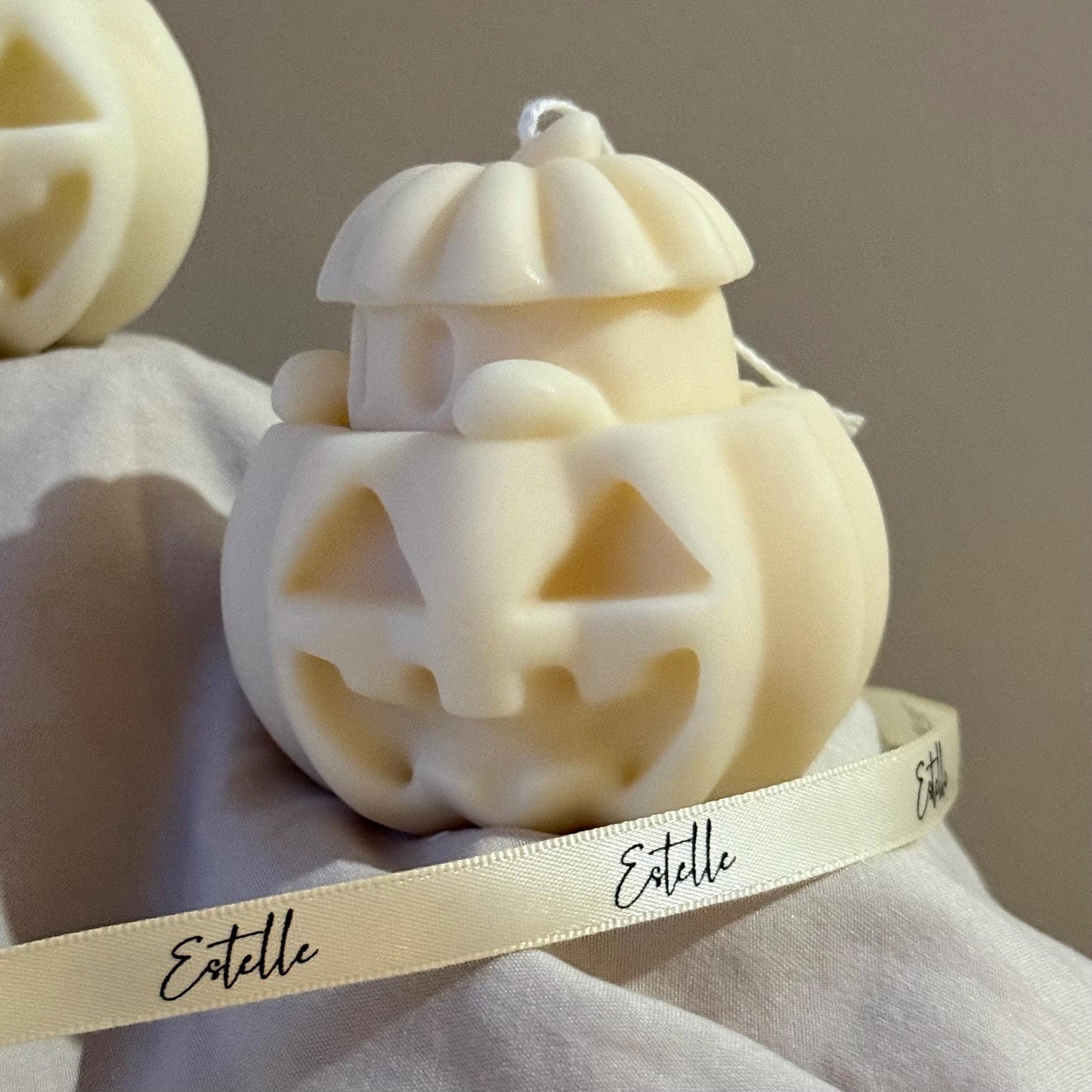 Handgemachte Halloween-Geist-Kerze mit Kürbis: Sojawachs-Heimdekoration