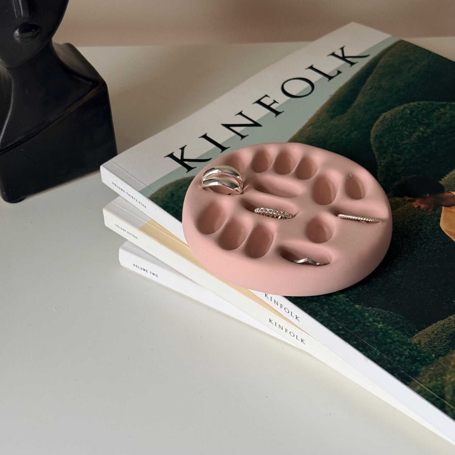 Minimalist Ring-Organizer-Schale | Skulpturales Jesmonite-Tablett