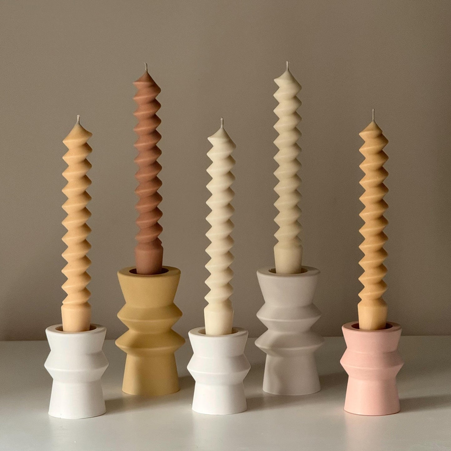 Kerzenständer mit Spiralsäule: Minimalistische Hochzeitsdeko