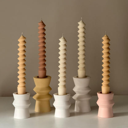 Kerzenständer mit Spiralsäule: Minimalistische Hochzeitsdeko