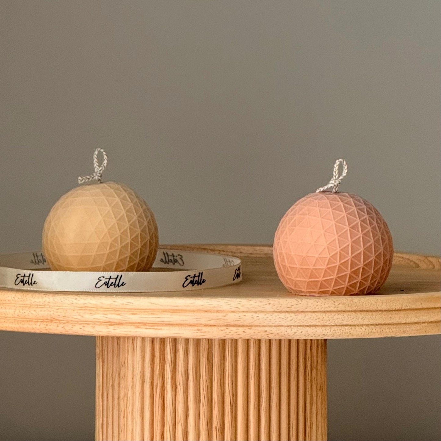 Geometrische Kugelkerze – Skulpturales, texturiertes Design