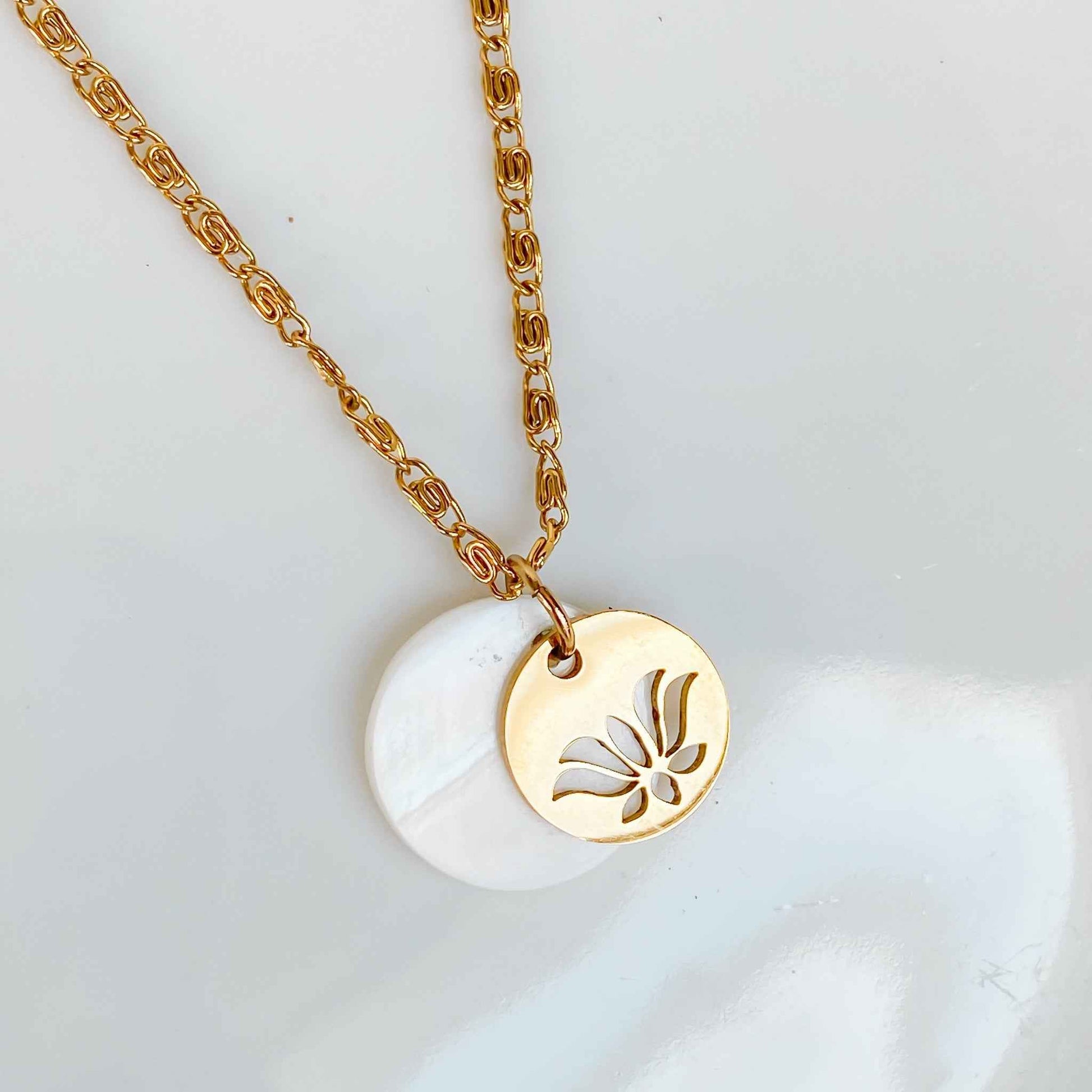 Collier doré en nacre et fleur de lotus | THÉTIS