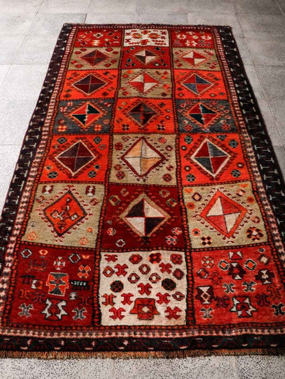Persian Shiraz Rug | 4' 2” x 7' 10"