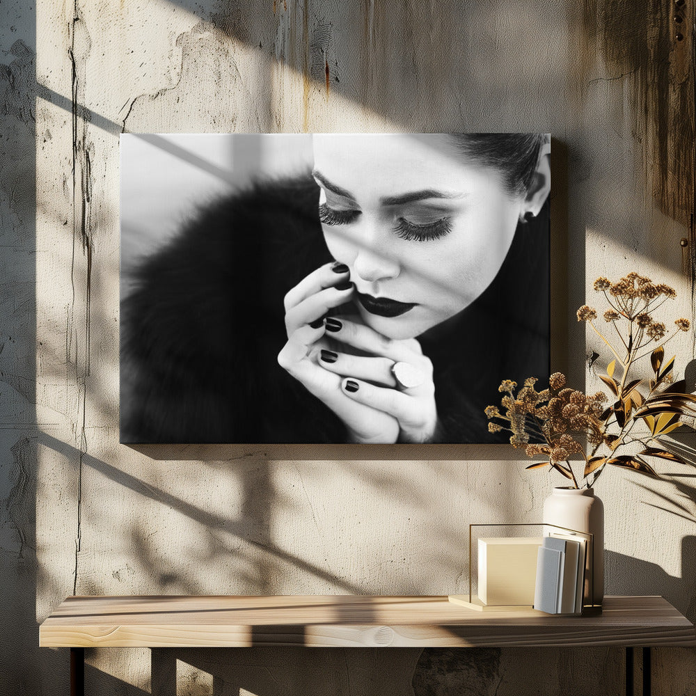 Wandbild zwischen Fingern