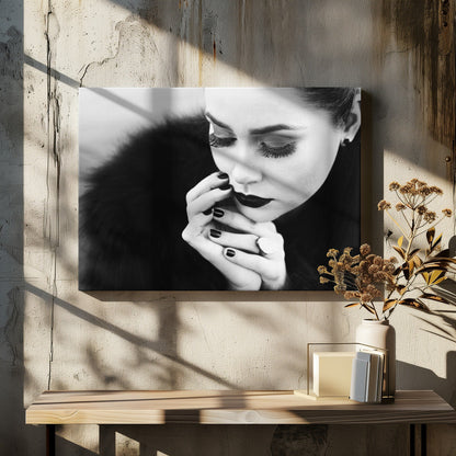 Wandbild zwischen Fingern