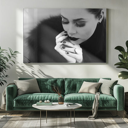 Wandbild zwischen Fingern